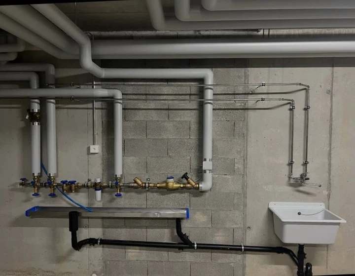 Réseaux sanitaires posés sur un chantier Endry SA